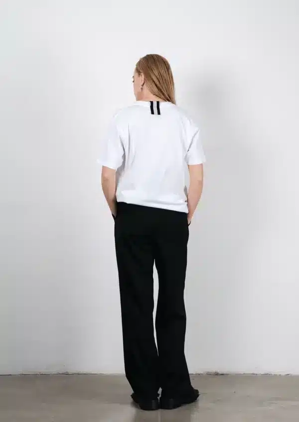 Eve Hanson T-shirt in white with a black circle 5