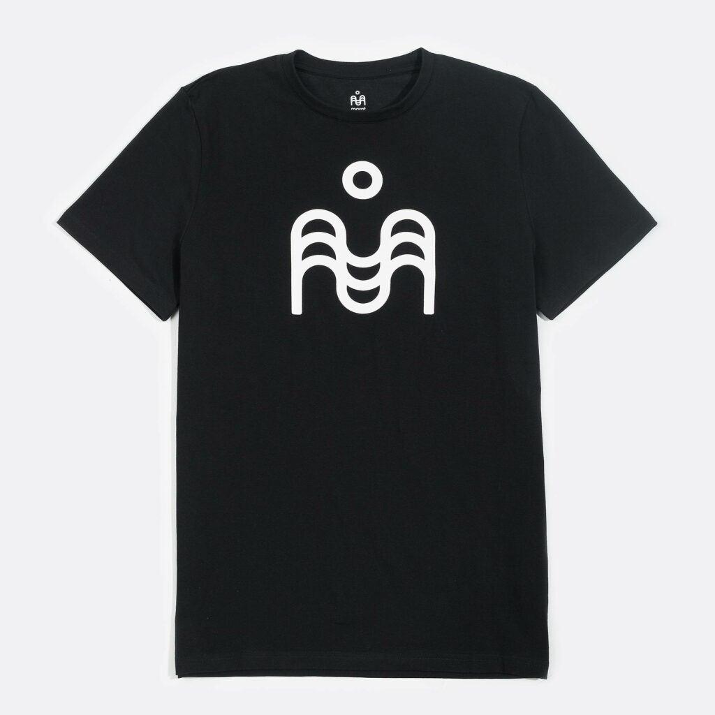 Must logoga t-särk