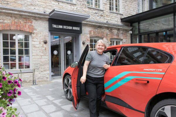 Ülle Suurhans Pohjanheimo testis uut Jaguari elektriautot