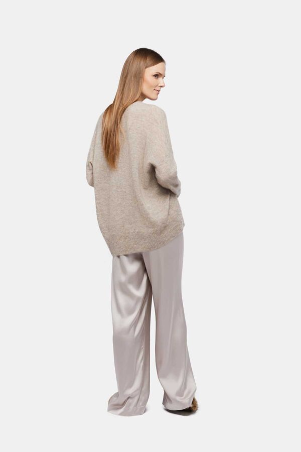 ALPAKA-Oversized-V-neck-sweater-milk-coffee-in-studio-back-grey_1200x1800px