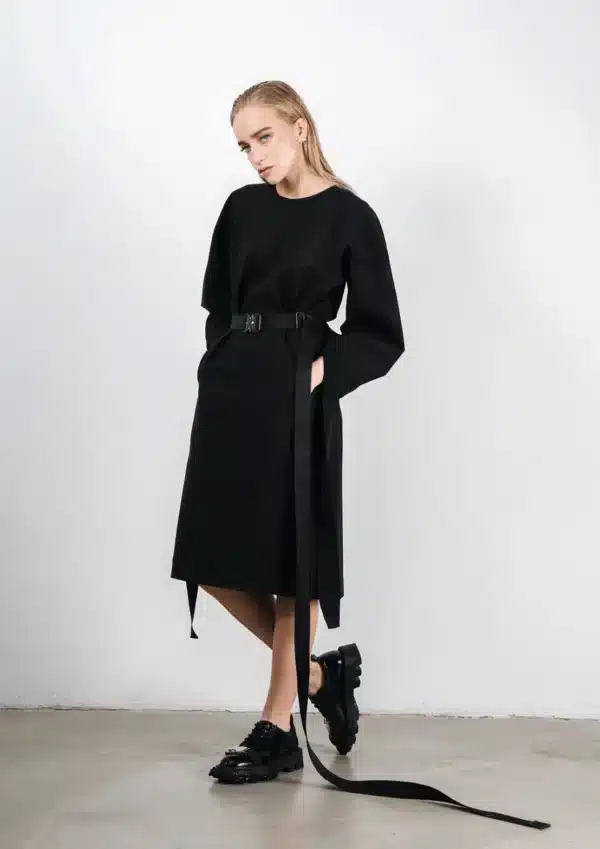 Must suurte varrukatega kleit