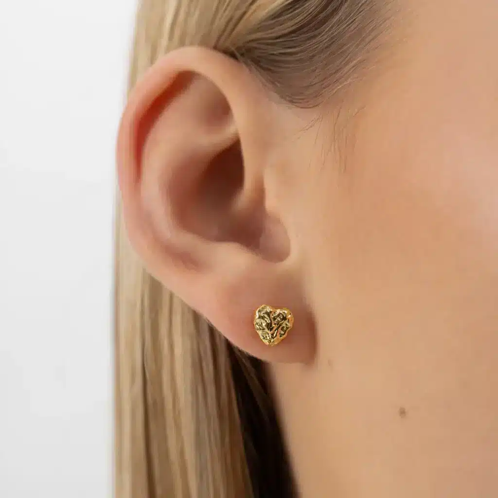 Südamekujulised kuldsed kõrvarõngad