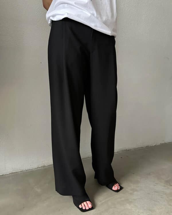 Mustast villasest riidest laiad püksid