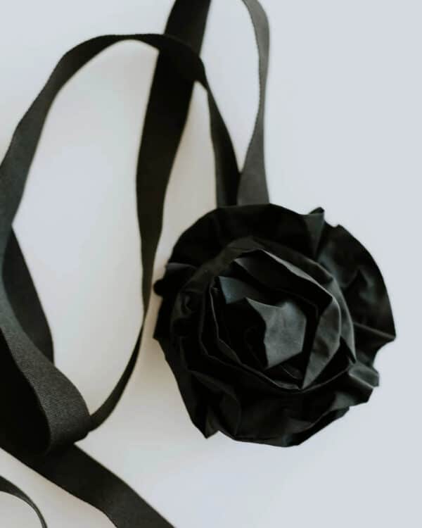 Iveta Vecmane kaelaehe Black Rose3