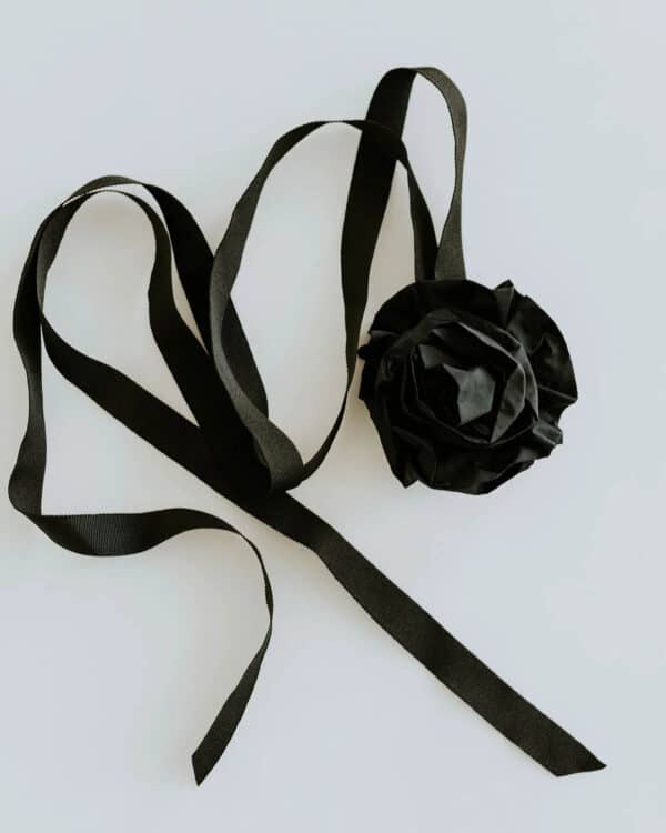 Iveta Vecmane kaelaehe Black Rose4