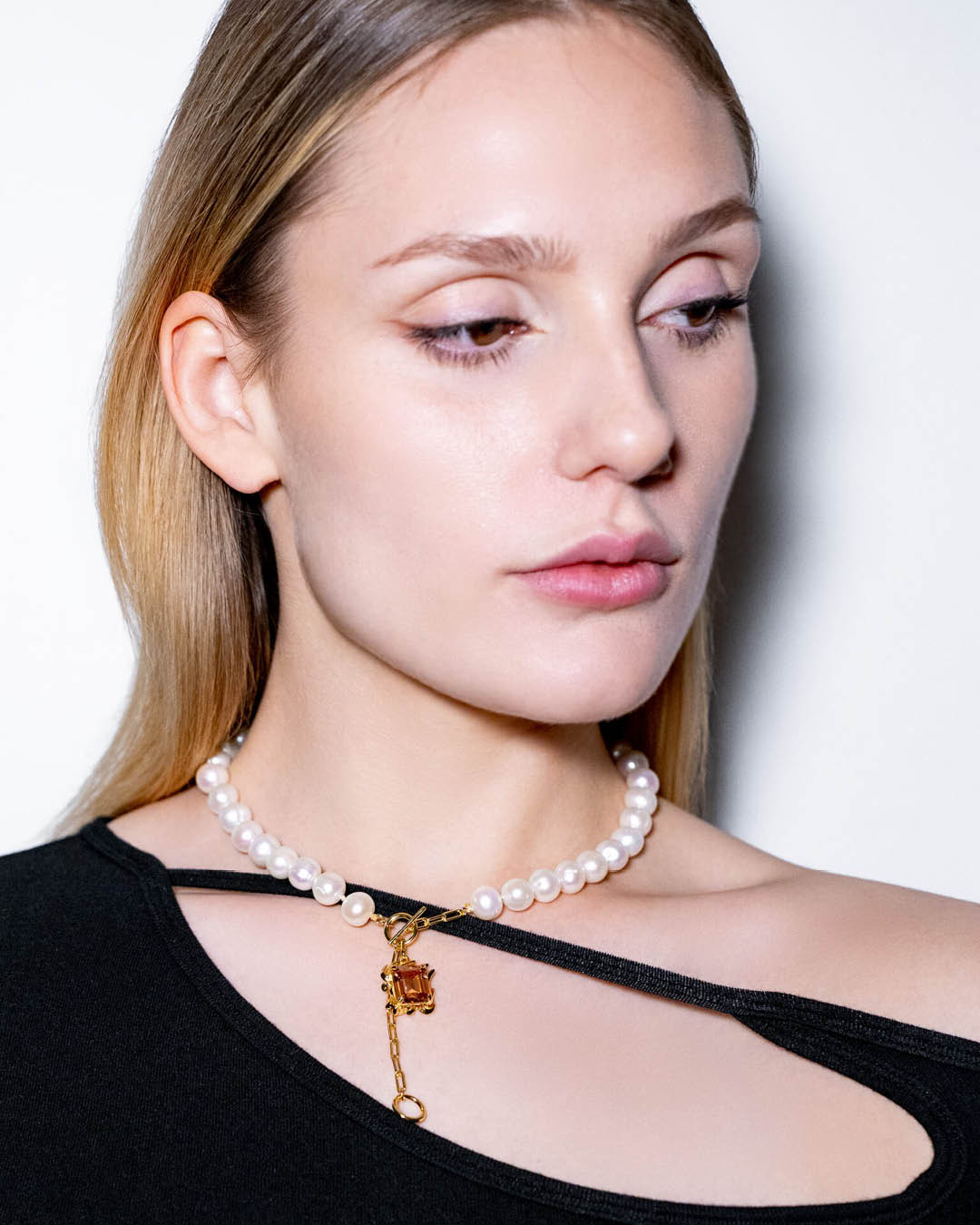 Grand Aloka pärlikaelakee shampanjatooni kiviga kullatud - NRTN_2