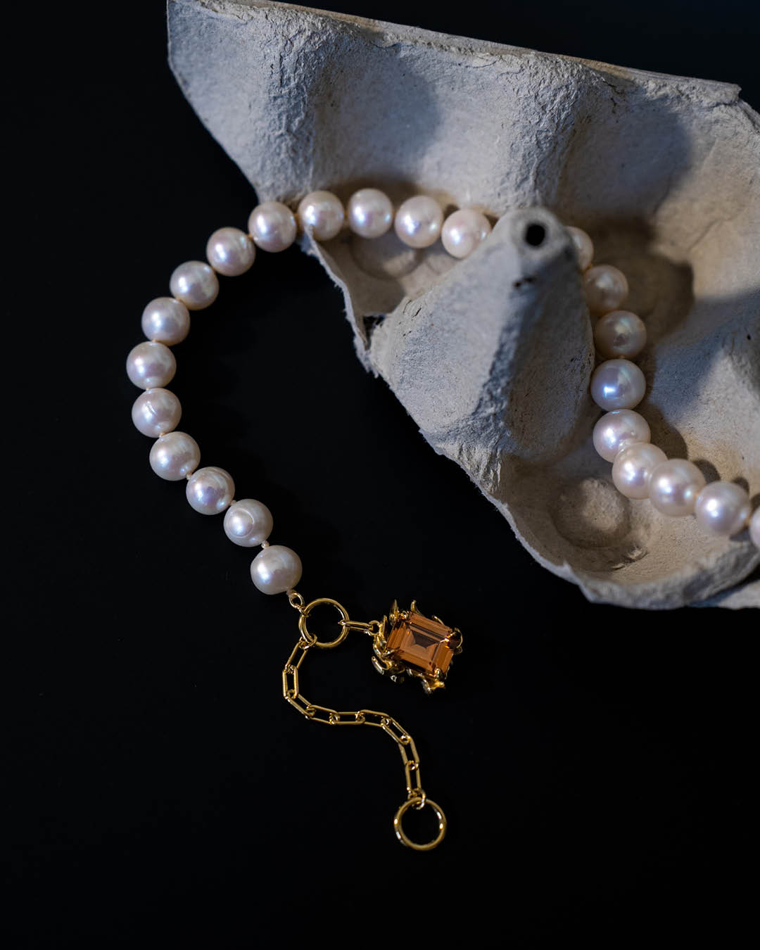 Grand Aloka pärlikaelakee shampanjatooni kiviga kullatud - NRTN_4