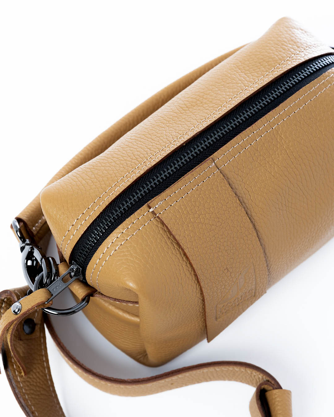 Kott Leone kuldne - Jaana Trauss_