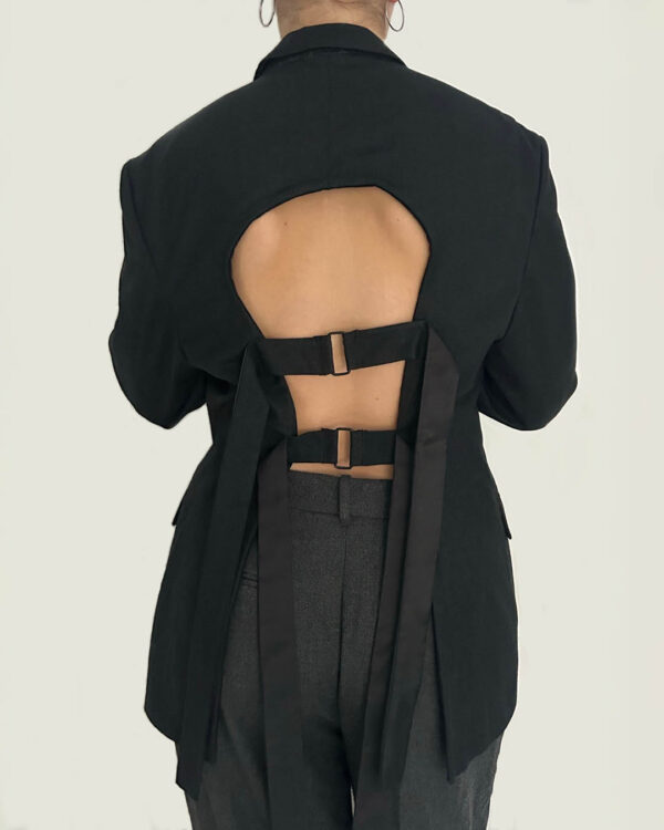 Must avatud selja ja rihmadega pintsak