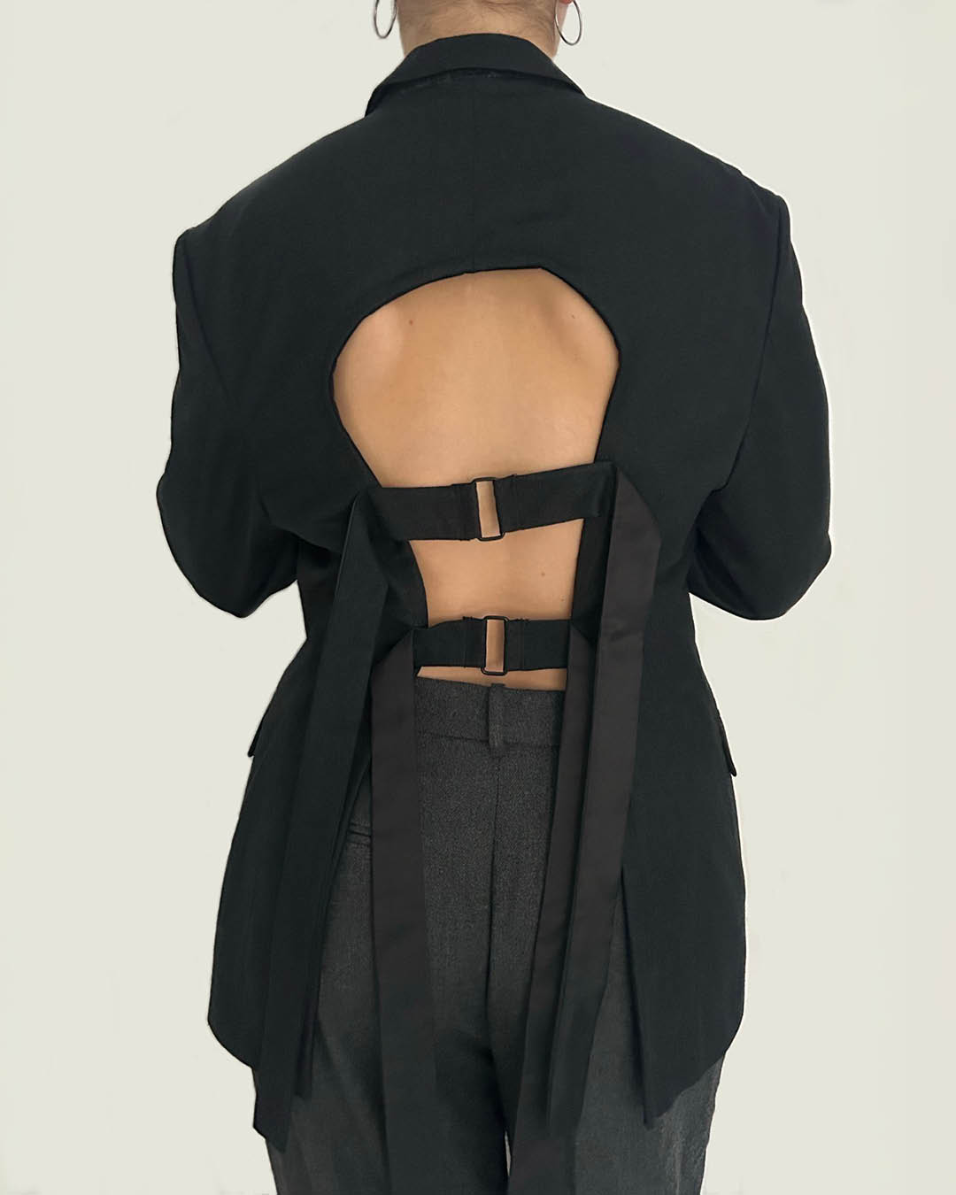 Must avatud selja ja rihmadega pintsak - Vie1