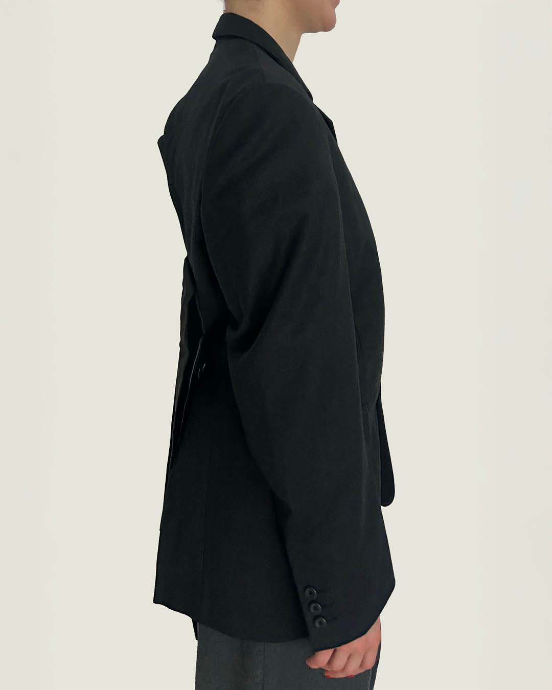 Must avatud selja ja rihmadega pintsak - Vie2