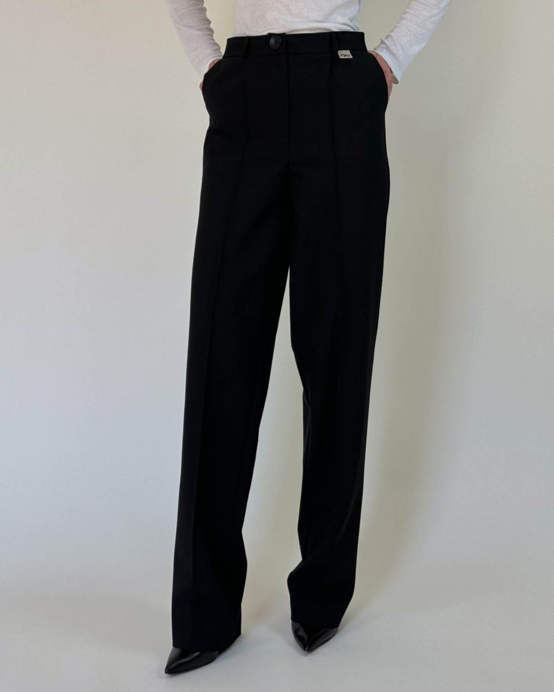 Mustad sirge lõikega villased püksid - Nowitski_