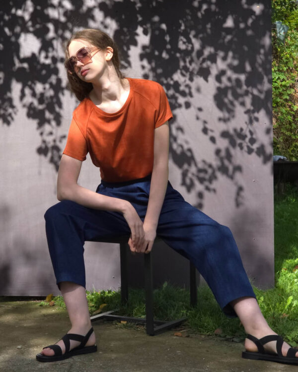 Nööpidega laia värvliga sinised teksad