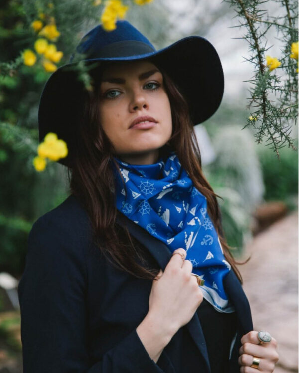 Siidist kaelarätt mereteemalise mustriga 90 x 90 cm