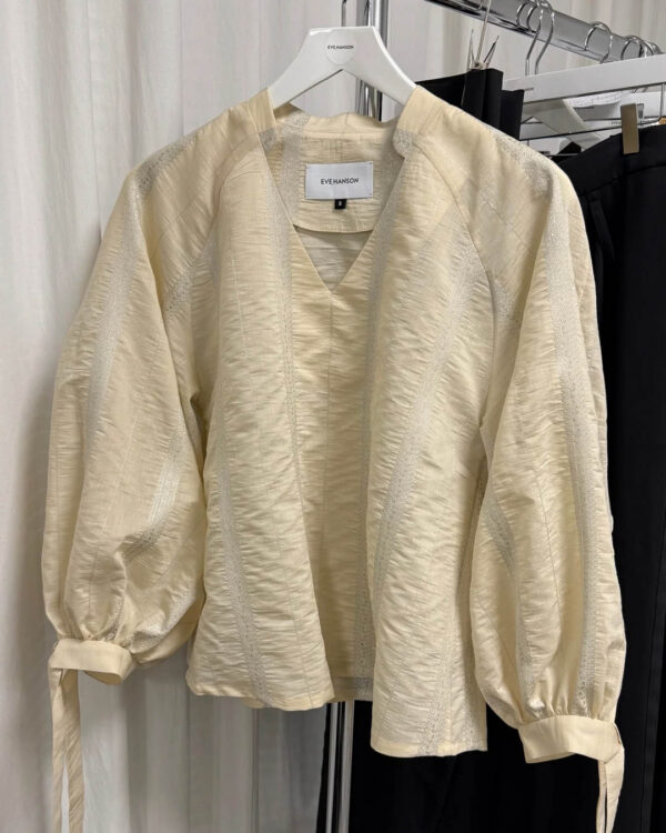 Skulptuursete varrukatega pluus