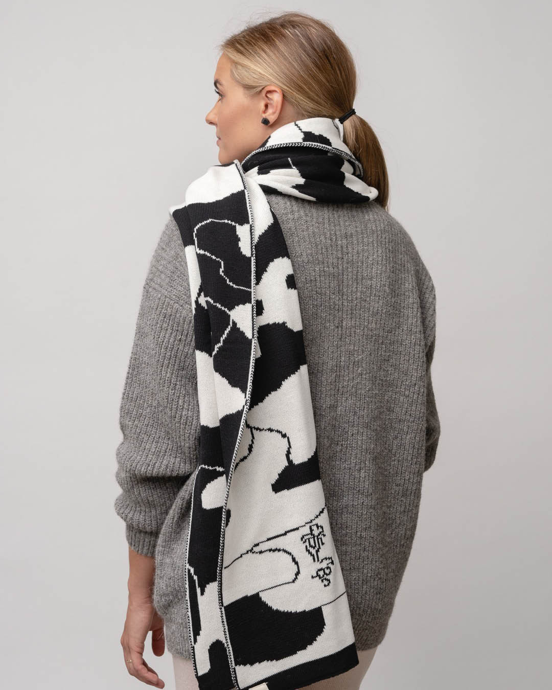 Sall Nirgi must-valge Ärni Blum_2