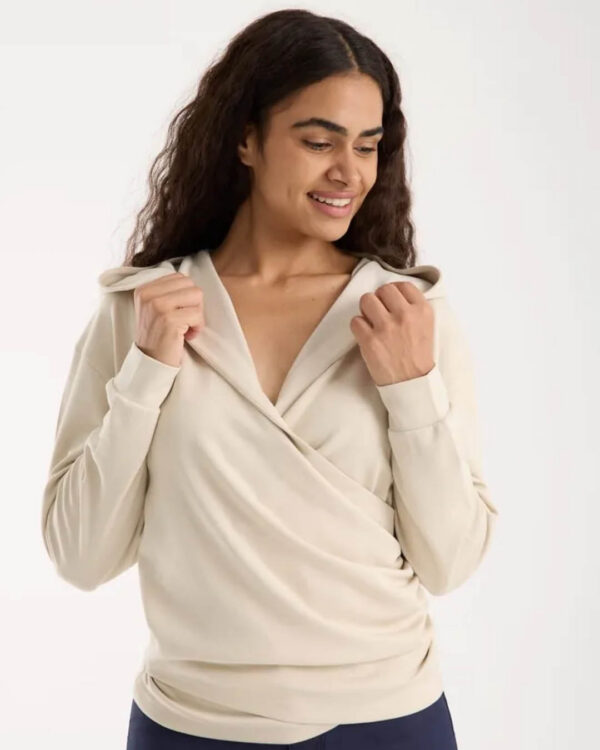 Kapuutsiga naiste pusa beez