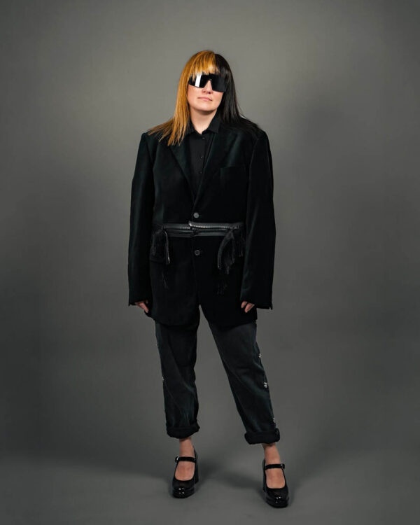 Tumeroheline sametist narmaste ja lukuga jakk