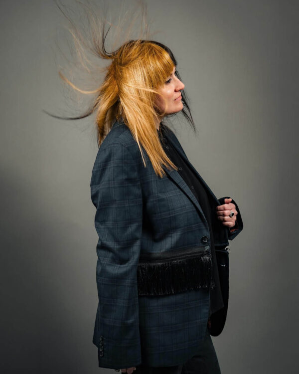 Tumesinine ruuduline narmaste ja lukuga jakk