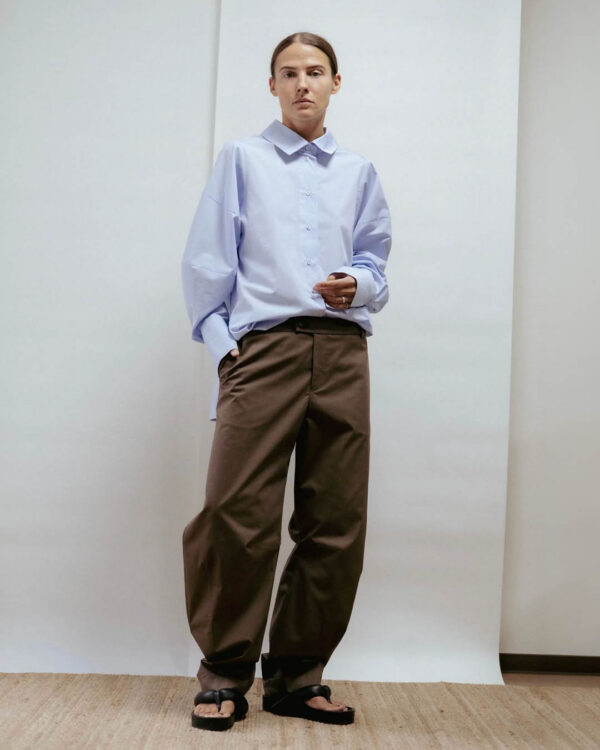 Khakivärvi kõveralõikalised püksid