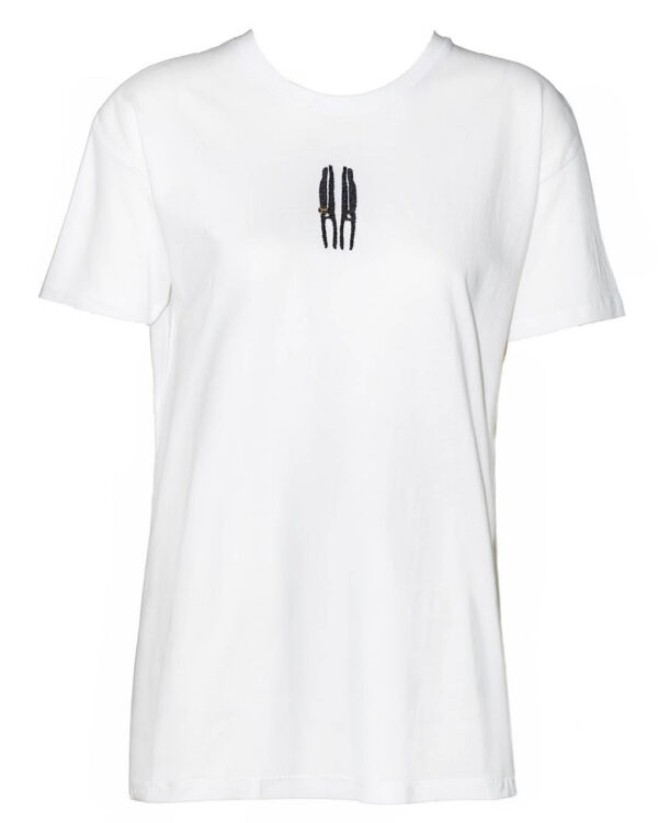 Valge T-särk musta tikandiga